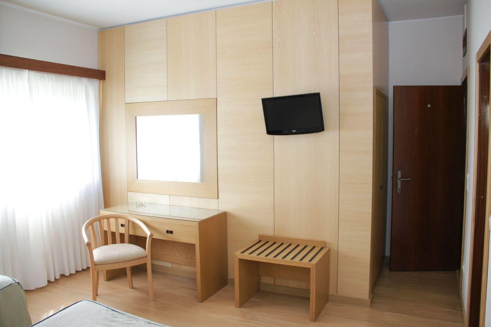 Hotel Chale Паредес Екстериор снимка