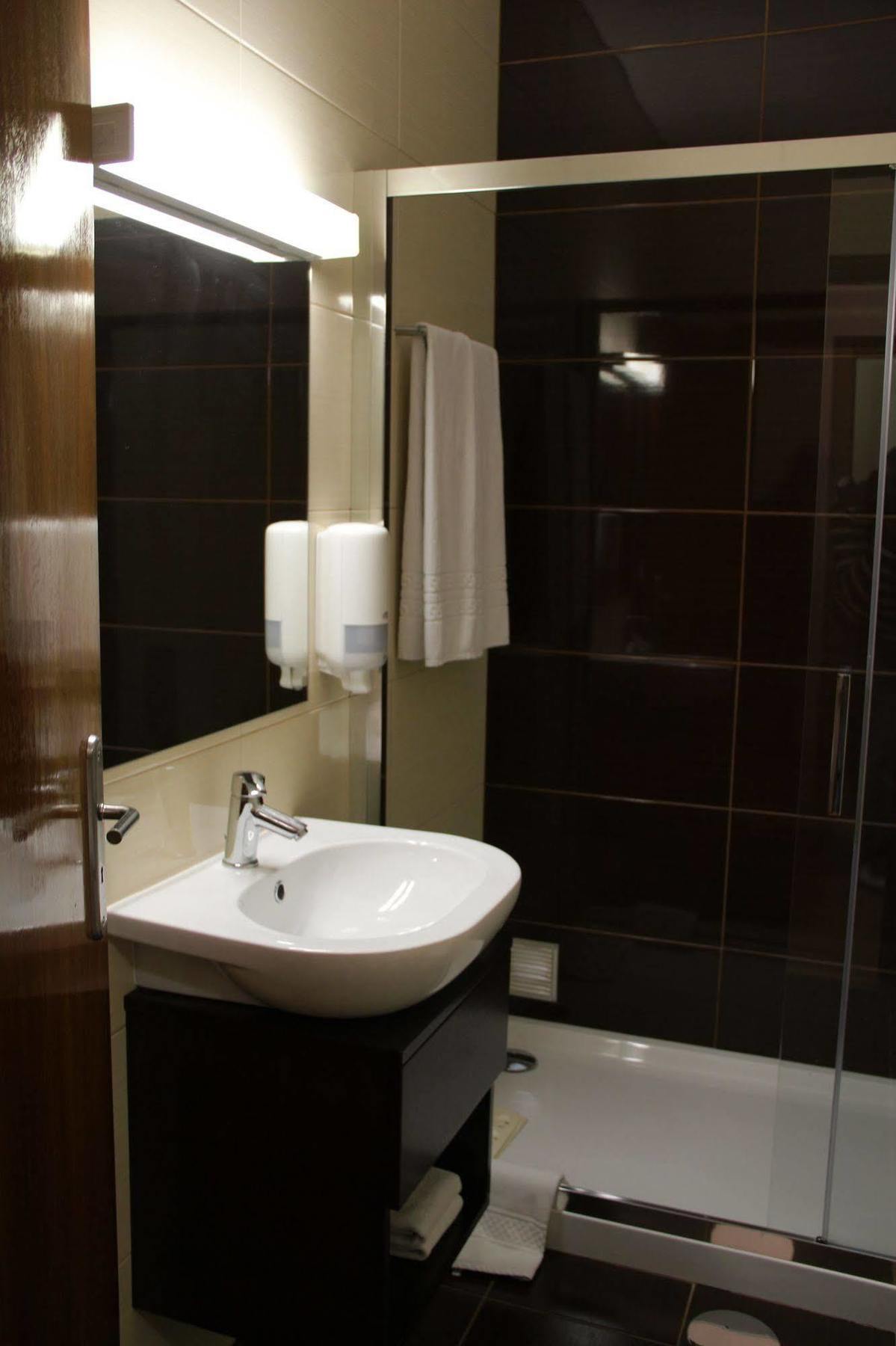 Hotel Chale Паредес Екстериор снимка