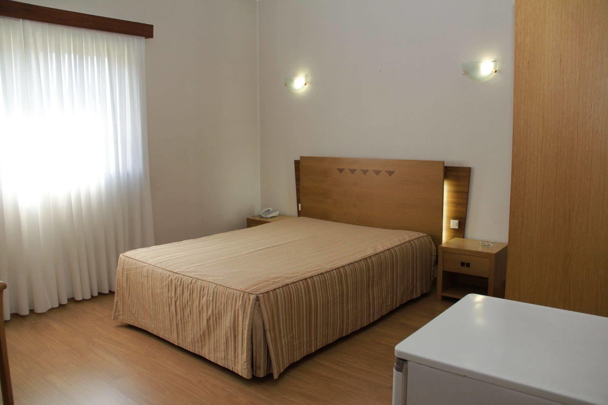 Hotel Chale Паредес Екстериор снимка
