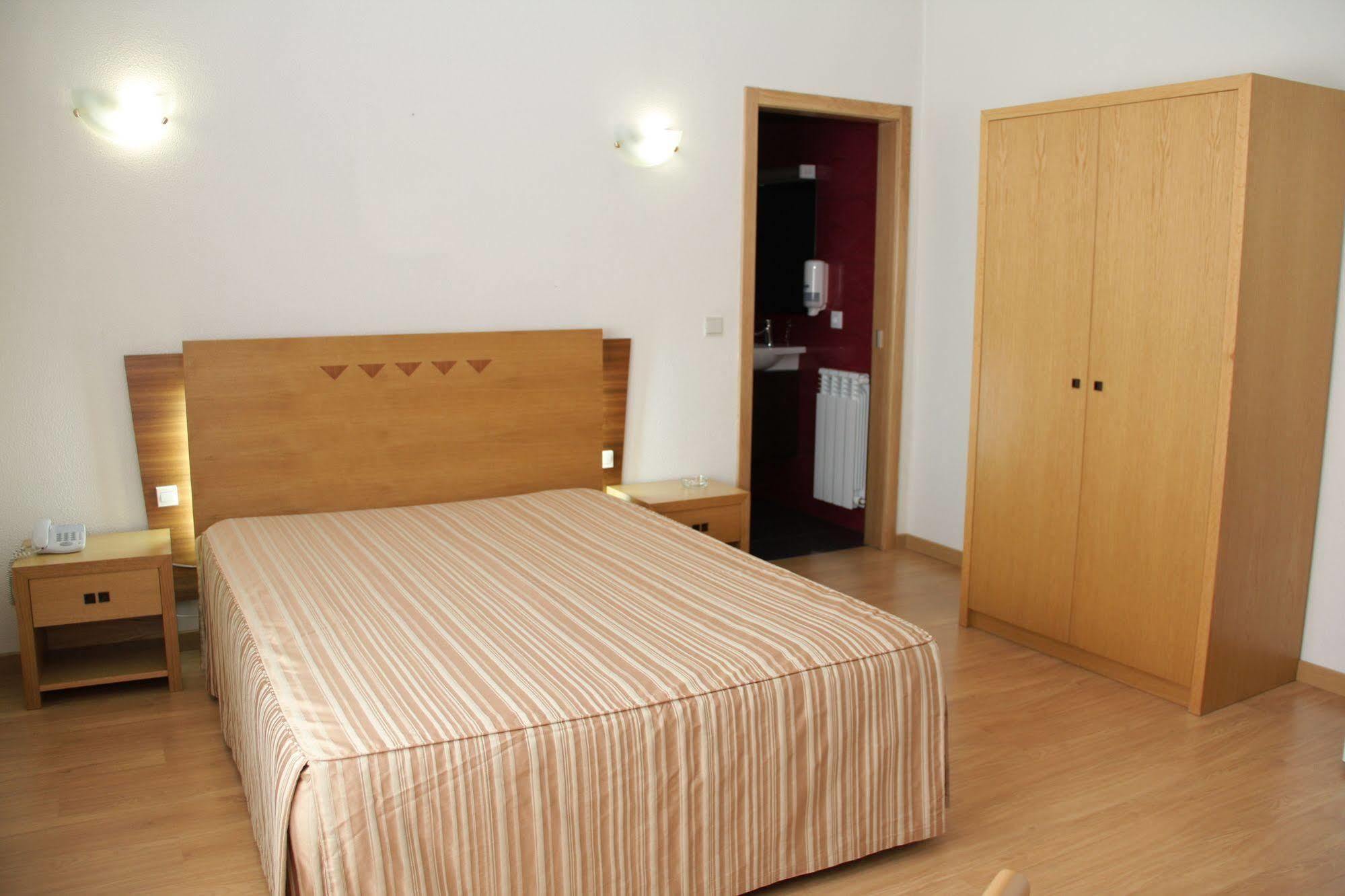 Hotel Chale Паредес Екстериор снимка